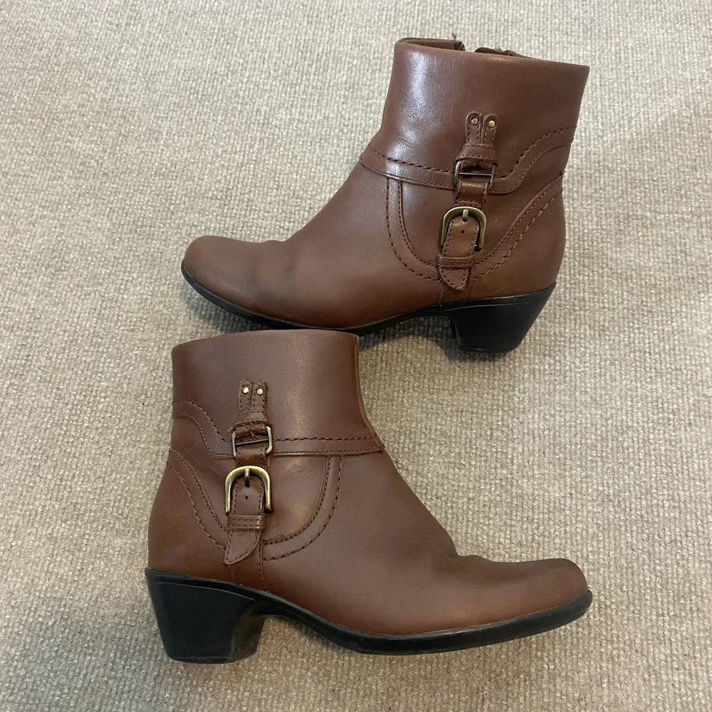 Clarks Booties Womens Size‎ 7 Brown Leather Ankle Zip Buckle Low Heel Bendables